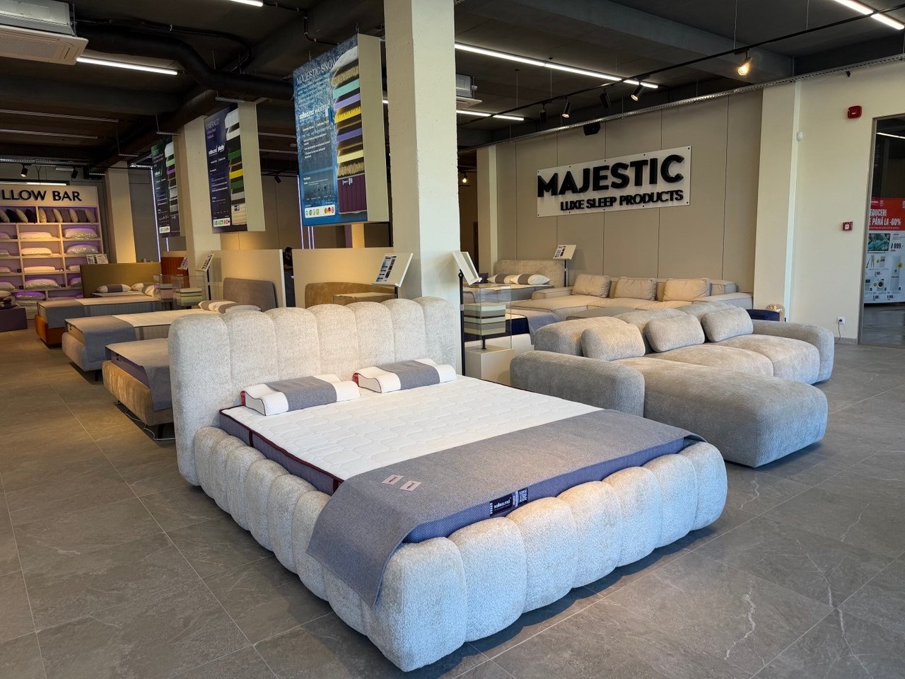 Zona de paturi si canapele din showroom-ul Saltea.md